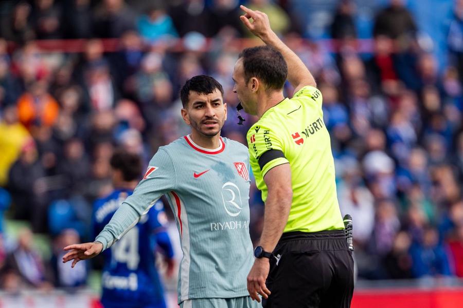 Angel Correa a fost trimis la vestiare în finalul partidei Getafe - Atletico 2-1 / Foto: Imago Lovitură pentru Atletico, chiar înaintea derbyului » Suspendare mai mare decât cea primită de Bellingham!