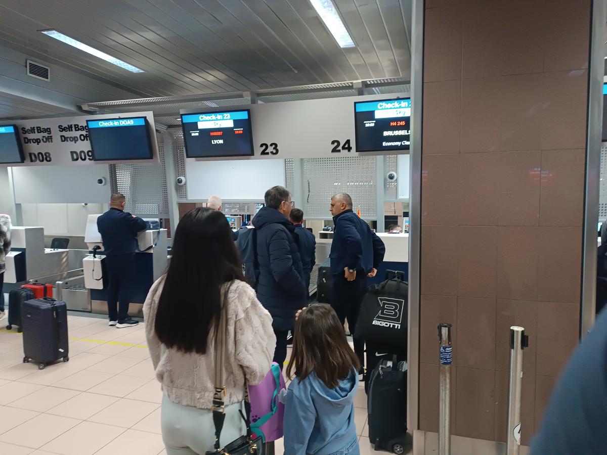 A rămas la București! FCSB a decolat spre Lyon fără titularul anunțat de Becali » MM Stoica l-a luat tare: „Ce faci, mă, dormi în seara asta?!”