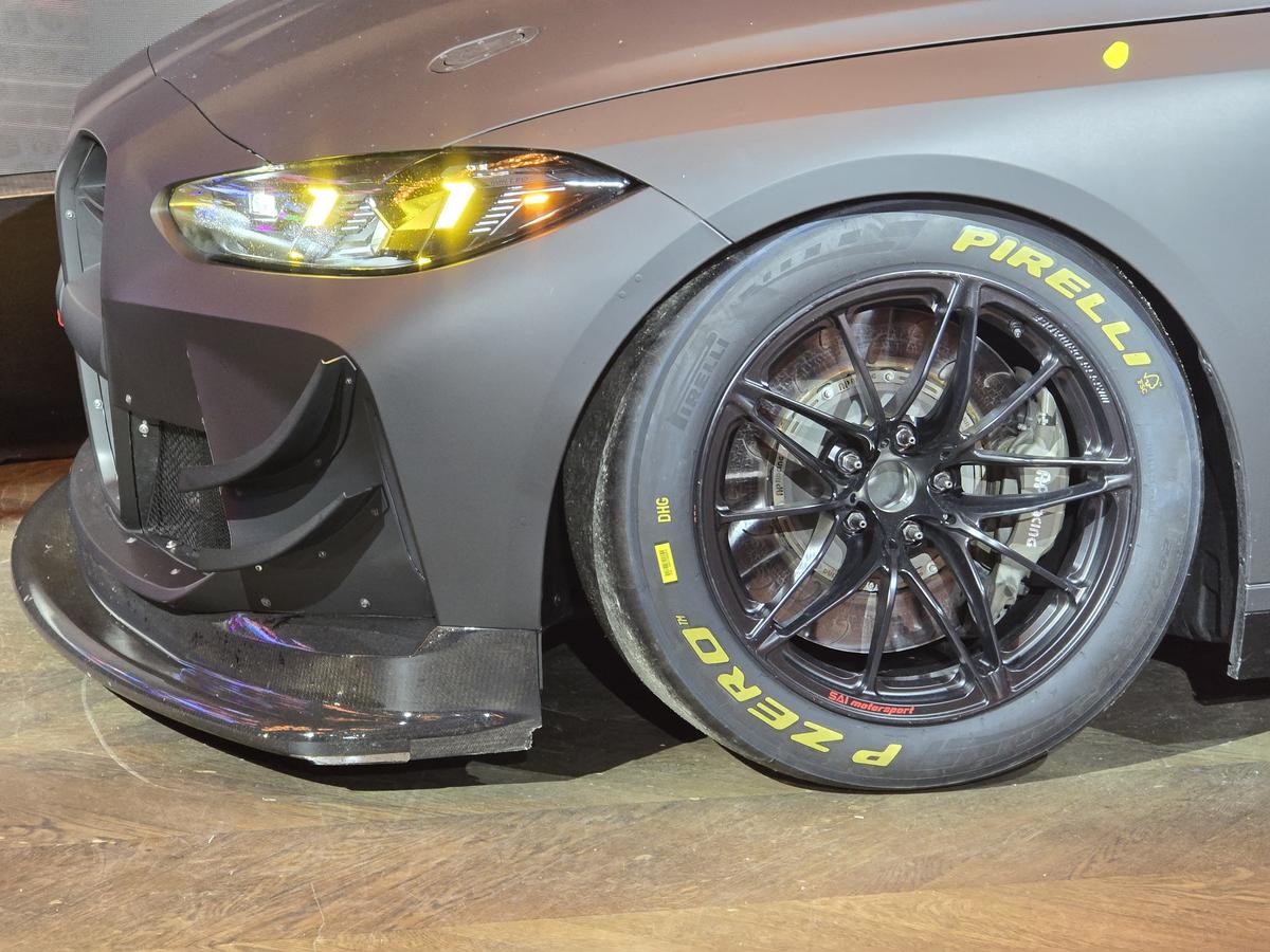 Prima echipă complet românească din GT4 și-a prezentat mașina pentru 2025 într-un club din București » Cum arată modelul BMW M4 GT4 EVO