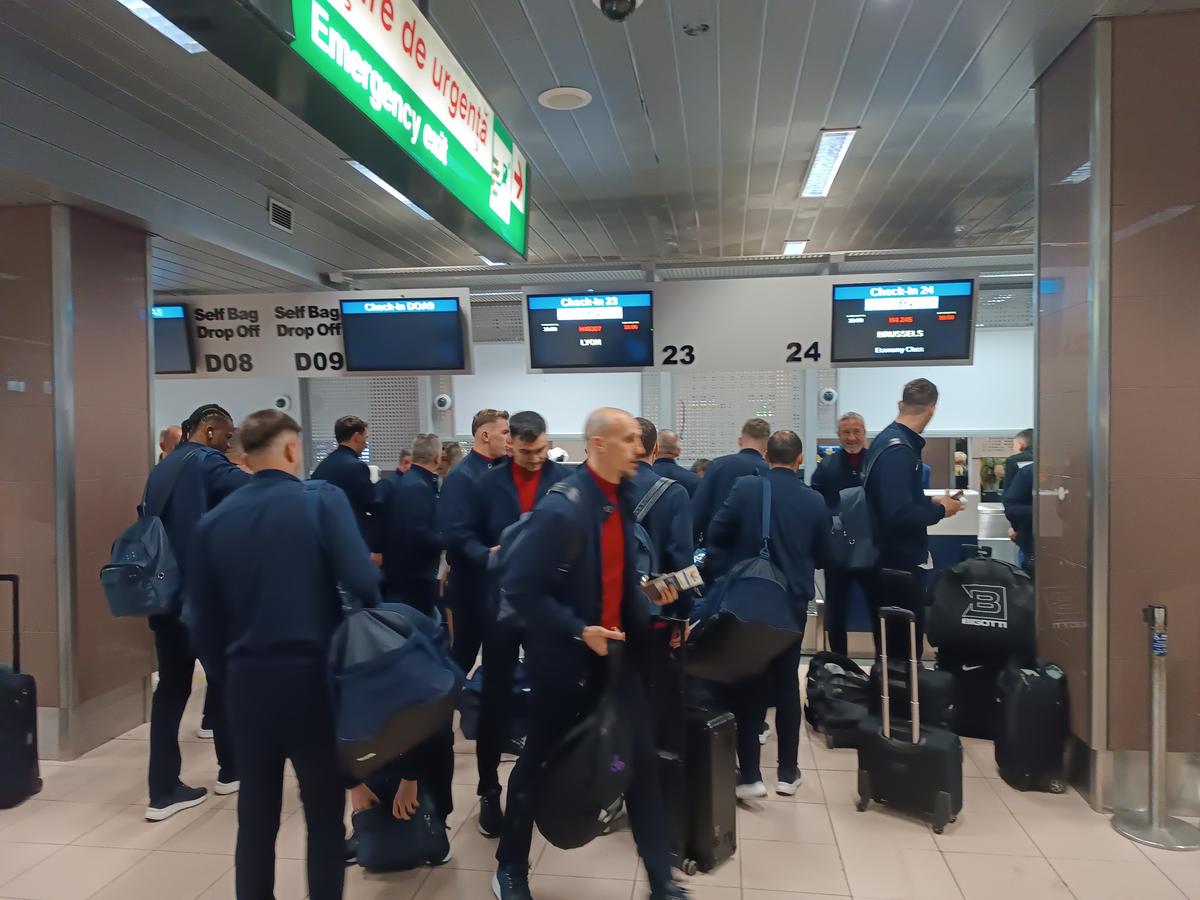 A rămas la București! FCSB a decolat spre Lyon fără titularul anunțat de Becali » MM Stoica l-a luat tare: „Ce faci, mă, dormi în seara asta?!”