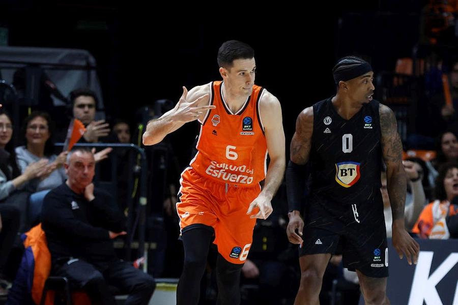 Valencia Basket, prea puternică pentru U-BT Cluj-Napoca/Foto: euroleaguebasketball.net U-BT Cluj-Napoca, eliminată în „sferturile” EuroCup » Valencia Basket, prea puternică pentru alb-negri