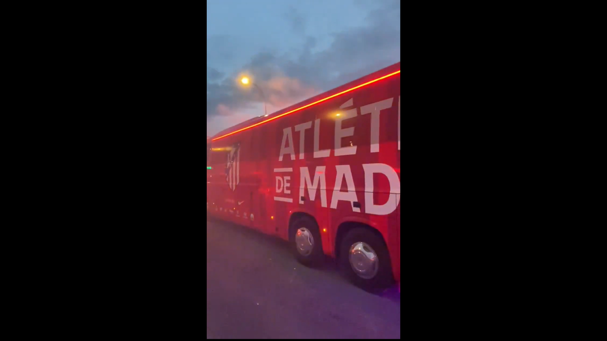 Imagini senzaționale la Madrid » Jucătorii de la Atletico au fost escortați de forțele de ordine, printre mii de fani