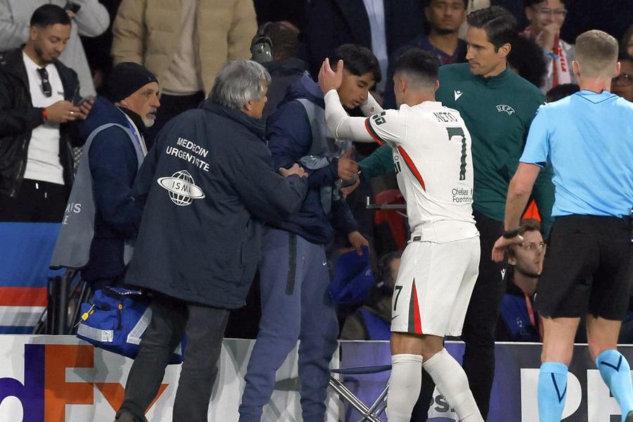 Cum s-a scos jucătorul lui Chelsea, după ce a împins peste panourile publicitare un copil de mingi în Liga Campionilor