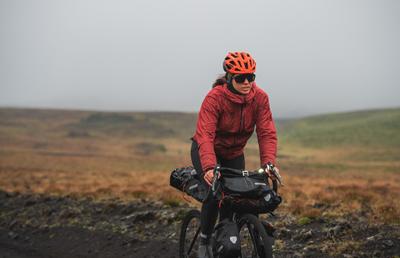 Piese de bază pentru a te echipa complet pentru pedalat la final de iarnă
