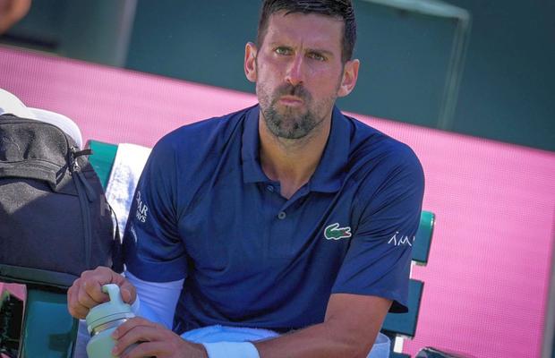 „Te uiți la meci, la naiba!?” » Novak Djokovic a avut probleme mari de respirație în eșecul din optimile de la Indian Wells