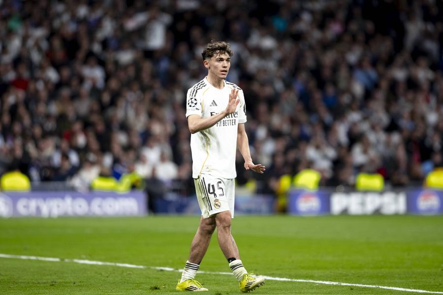 Thiago Pitarch, în timpul meciului cu Manchester City / Imago Images Thierry Henry, fascinat de puștiul-minune din seara de UCL: „Nici nu știu să îi pronunț numele, dar ce meci a făcut!”