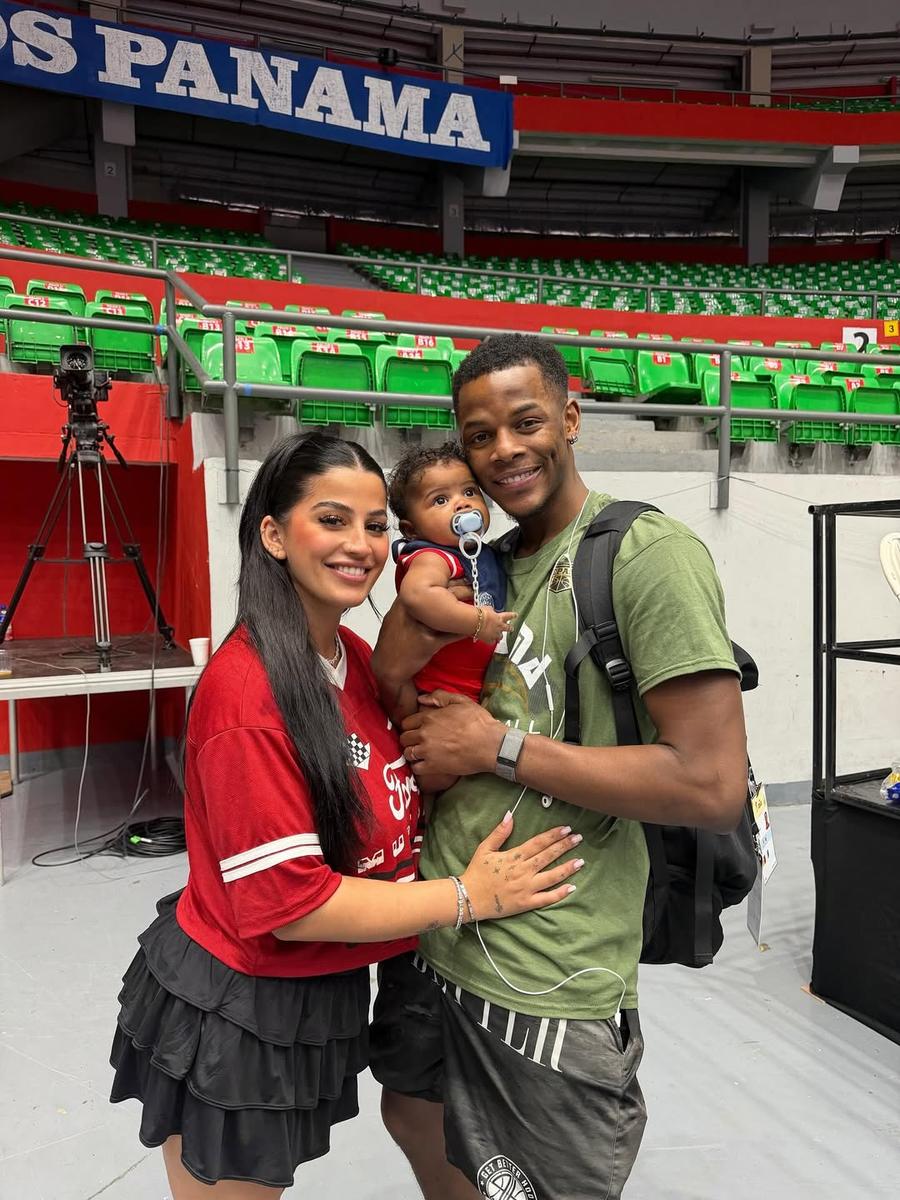 Iverson Molinar, alături de Olivia, soția lui, și de copilul și câinele lor/Foto: Instagram (Olivia Molinar) Eroul lui U-BT Cluj-Napoca din „optimile” EuroCup și-a spus povestea pentru GSP: de la copilăria în Panama la evoluția excelentă în a doua ligă continentală