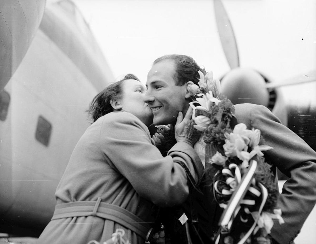 Legendarul pilot Sir Stirling Moss a murit la 90 de ani! Imagini din carieră și de la accidentul care l-a lăsat paralizat 6 luni