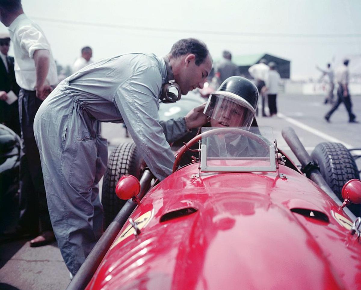Legendarul pilot Sir Stirling Moss a murit la 90 de ani! Imagini din carieră și de la accidentul care l-a lăsat paralizat 6 luni