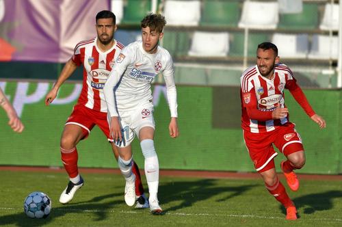 Octavian Popescu (centru), în Sepsi - FCSB 1-1 // foto: Imago