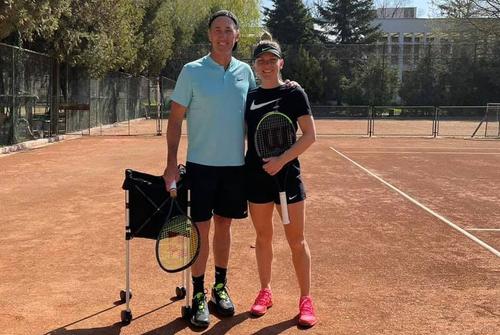 Halep, alături de Darren Cahill. Sursă foto: Facebook Simona Halep