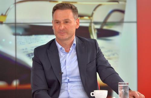 Ionuț Negoiță îi mai ține și luna viitoare la RIN Grand Hotel pe cei de la Dinamo, apoi are un proiect de a închiria birourile respective. Fostul patron a amânat mutarea, impresionat de fanii din DDB.
