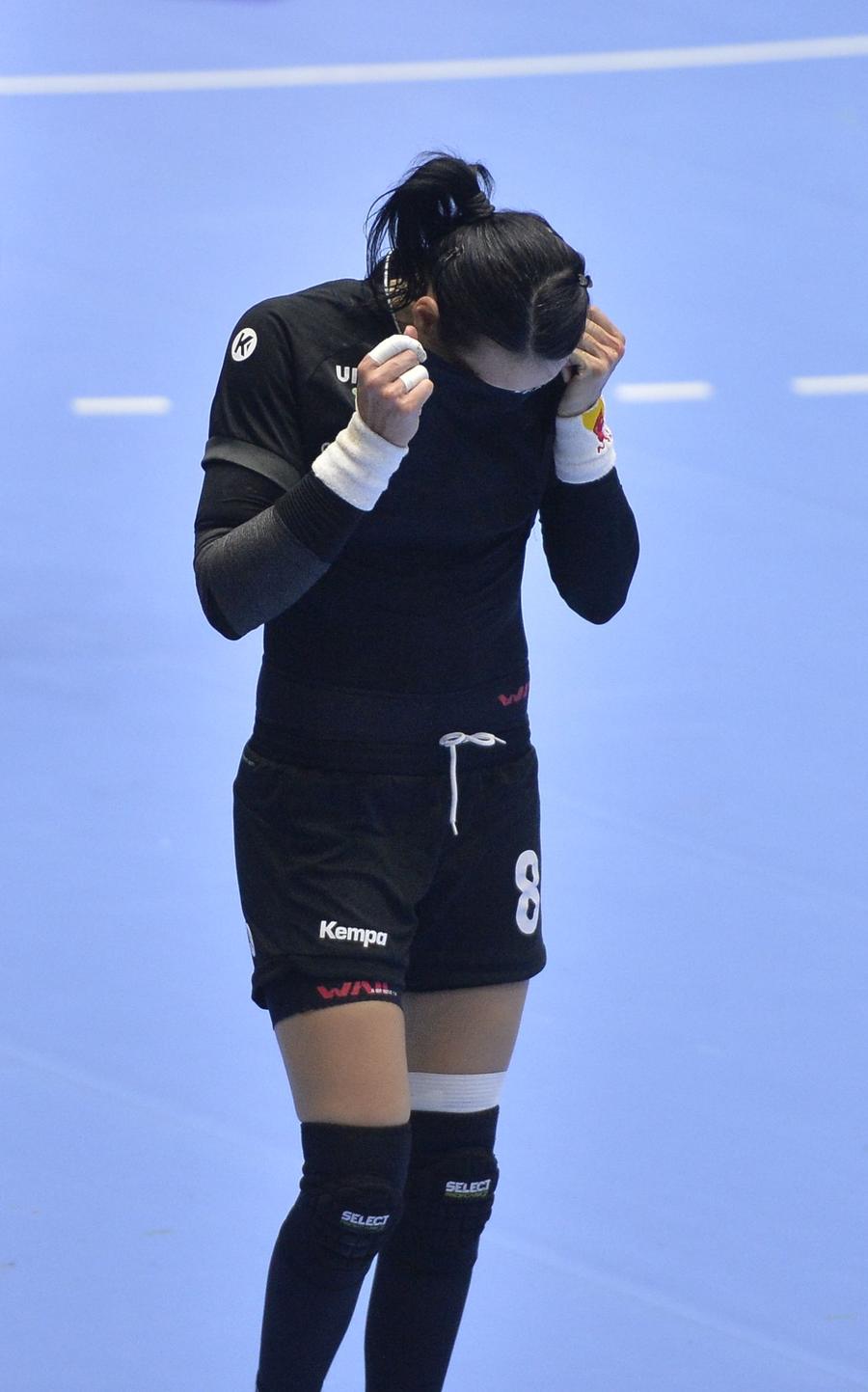 Cristina Neagu își ascunde dezamăgirea ratării calificării în tricoul de joc FOTO Cristi Preda ANALIZĂ GSP Un sezon compromis pentru CSM București. De ce s-a ajuns aici? Trei categorii de jucătoare + Adi Vasile - principalul responsabil?
