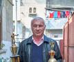 Ilie Dragomir pozând în curtea din Ferentari cu două dintre cele mai dragi cupe ale sale