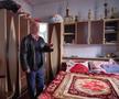 Ilie Dragomir doarme într-un dormitor plin de igrasie. Când plouă afară, tavanul se udă în multe porțiuni