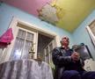 Ilie Dragomir doarme într-un dormitor plin de igrasie. Când plouă afară, tavanul se udă în multe porțiuni