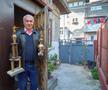 Ilie Dragomir pozând în curtea din Ferentari cu două dintre cele mai dragi cupe ale sale