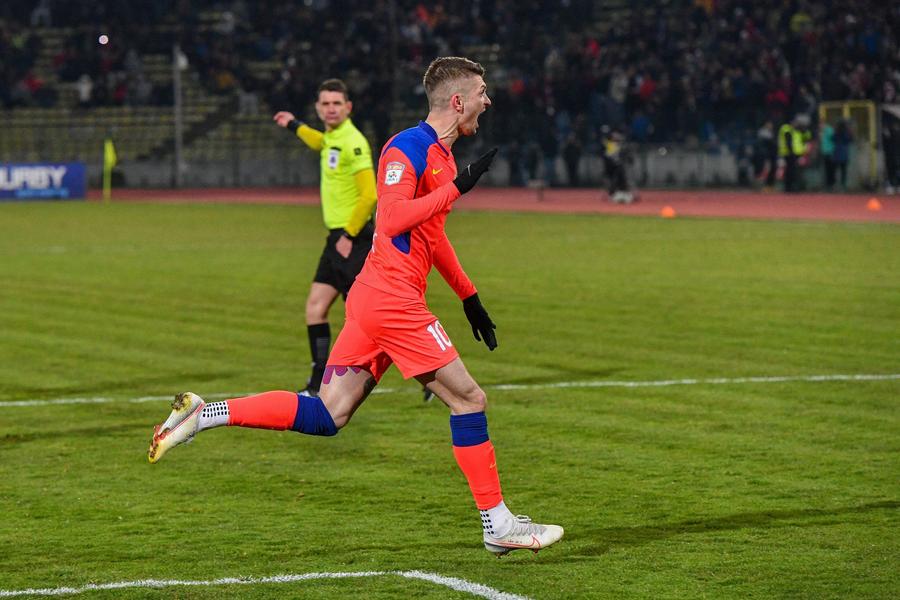 Ioan Ovidiu Sabău analizează lupta la titlu: „CFR toacă adversarul, FCSB joacă prea mult individual, Craiova caută mentalitatea de învingător” + Ce spune despre națională