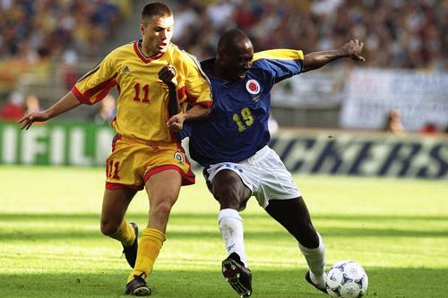 Freddy Rincon, în duel cu Adi Ilie la CM 1998 // FOTO: Guliver/GettyImages