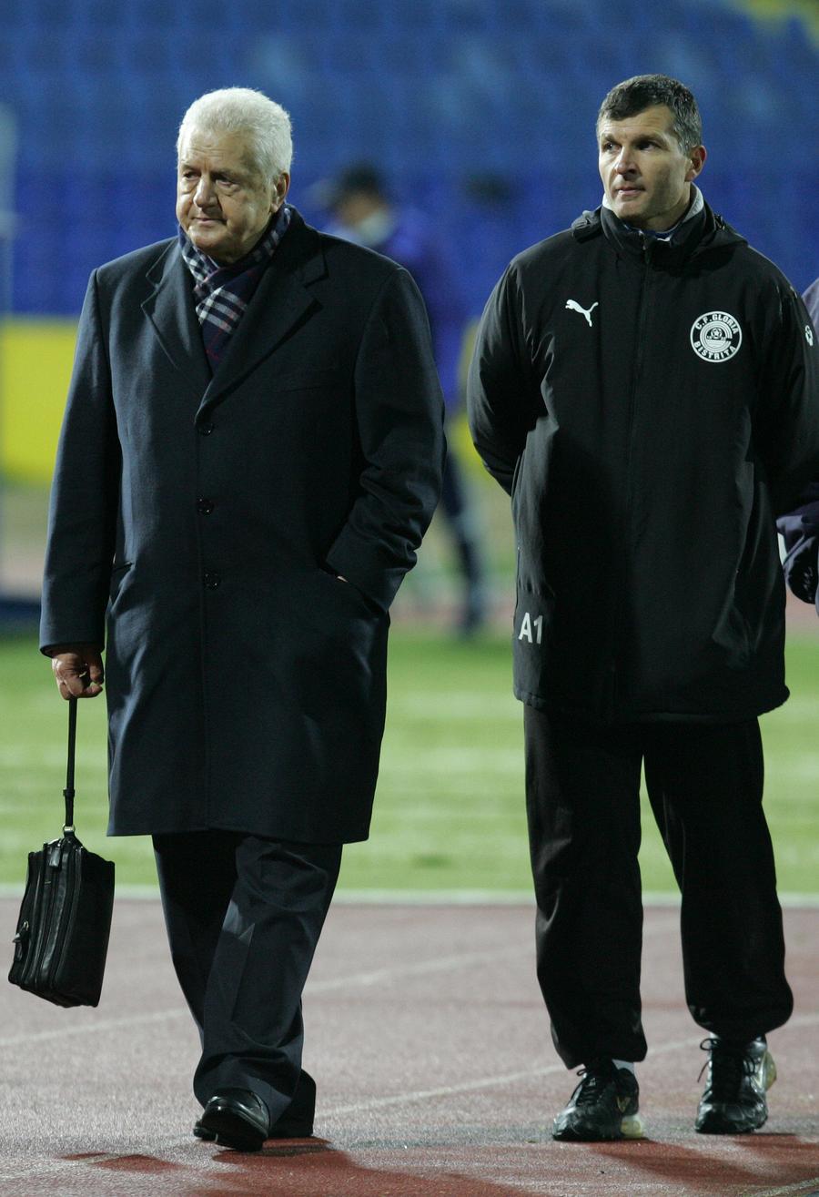 Jean Pădureanu și Ioan Ovidiu Sabău Ioan Ovidiu Sabău analizează lupta la titlu: „CFR toacă adversarul, FCSB joacă prea mult individual, Craiova caută mentalitatea de învingător” + Ce spune despre națională