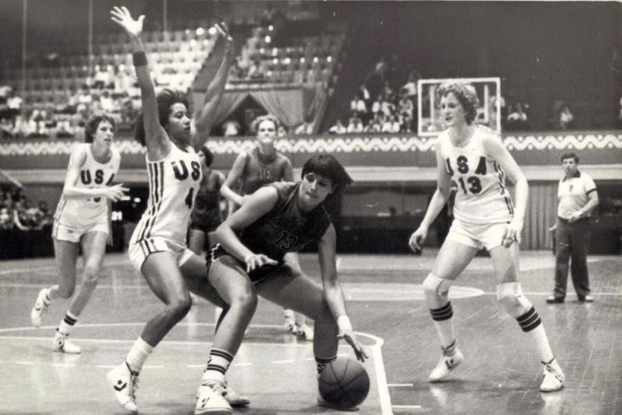 Jerebie a condus echipa României la victoria istorică împotriva SUA, la Universiada de la Edmonton, din 1983 (scor 85-71) FOTO Arhivă personală Magdalena Jerebie, fostă mare jucătoare de baschet, și-a deschis sufletul în fața reporterilor GSP: „Dacă rămâneam în străinătate, n-aș fi ajuns în situația să mă milogesc de alții să mă ajute”
