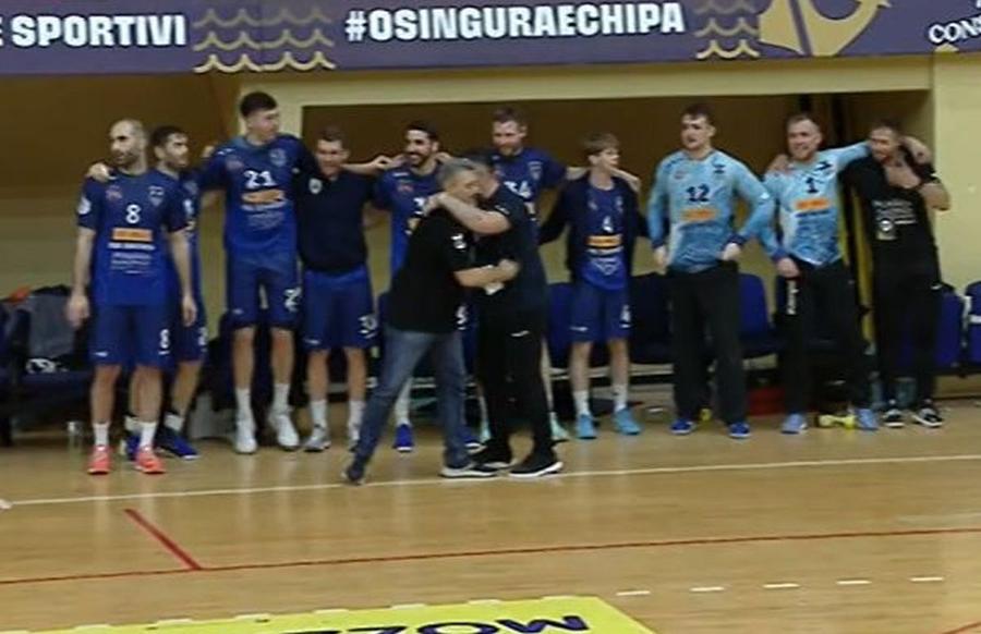 Xavi Pascual îi îmbrățișează pe constănțeni / FOTO: Captură TV @Pro Arena Surpriza sezonului în handbalul românesc: Dinamo, eliminată în „sferturile” Cupei României » Gestul lui Xavi Pascual din final