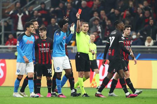 Istvan Kovacs (38 de ani) a condus fără probleme duelul dintre AC Milan și Napoli, prima manșă a sfertului de finală din Liga Campionilor. Arbitrul din Carei a fost în centrul atenției în două rânduri.  / FOTO: GettyImages