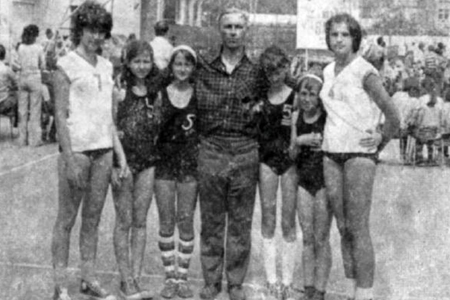 Magdalena (prima din stânga) alături de profesorul Gheorghe Roșu. Acesta a murit în 2017, la 89 de ani FOTO Arhivă personală Magdalena Jerebie, fostă mare jucătoare de baschet, și-a deschis sufletul în fața reporterilor GSP: „Dacă rămâneam în străinătate, n-aș fi ajuns în situația să mă milogesc de alții să mă ajute”