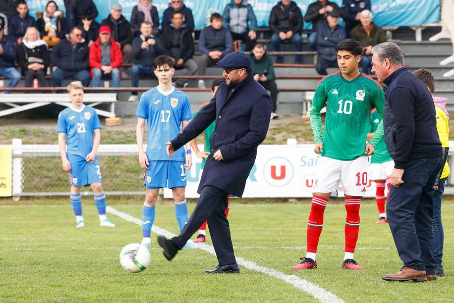 Viorel Moldovan a dat lovitura de începere a meciului România U16 - Mexic U16, scor 1-0 FOTO: instagram Viorel Moldovan, cucerit de românul care a făcut senzație la „Mini-Mondial”: „M-a uimit! În scurt timp îl vedem în Liga 1, îi face Hagi loc”