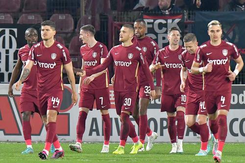 Ermal Krasniqi, al treilea de la stânga la dreapta, poartă numărul 7 la CFR Cluj // foto: Imago Images