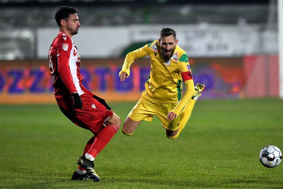 Bogdan Rusu, în duel cu Jovanovic (Dinamo) Foto: Cristi Preda Adversarul direct al lui Steliano Filip în meciul anchetat de FRF și poliție: „Era expus!”