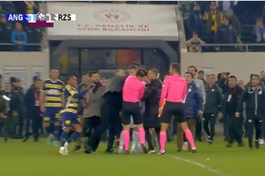 Federaţia Turcă de Fotbal (TFF) a anunţat, vineri, că începând din acest weekend la meciurile importante din primul eşalon vor fi aduşi arbitri VAR străini.
