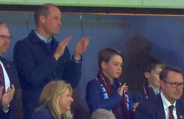 Prinţul William şi fiul său cel mare, George, au asistat la meciul Aston Villa – Lille