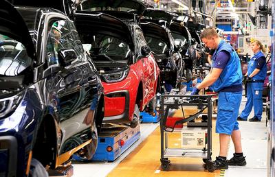 BMW a vândut un număr record de mașini electrice, deși rivali ca Mercedes sau Volkswagen stagnează