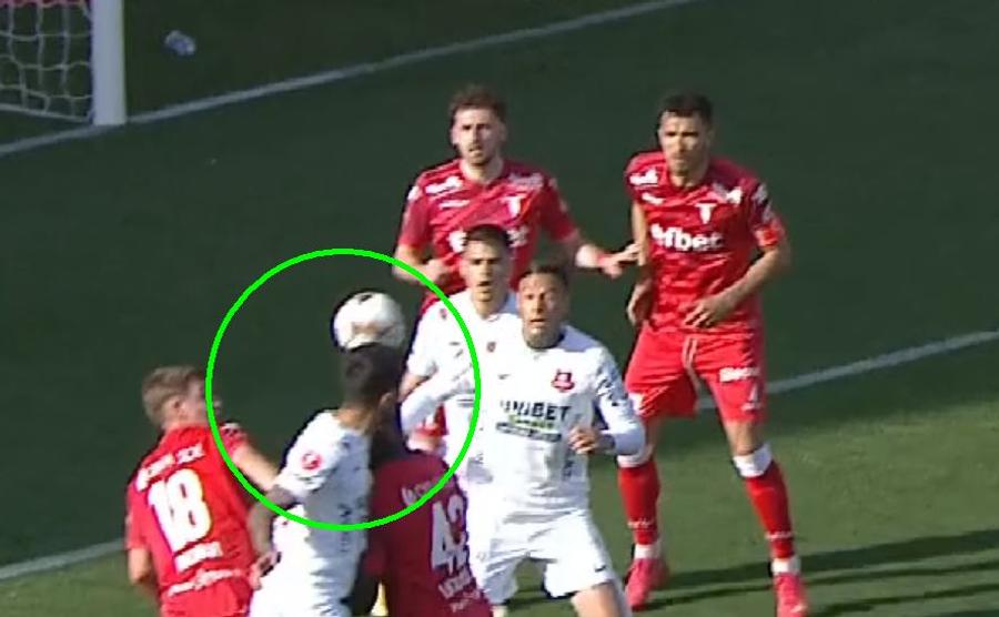 Momentul în care Iancu este lovit / FOTO: Captură TV @Digi Sport 1 Hermannstadt, prima victorie în deplasare din iulie! UTA, „electrizată” de hat-trick-ul lui Paraschiv » Cum arată clasamentul din play-out + notele meciului