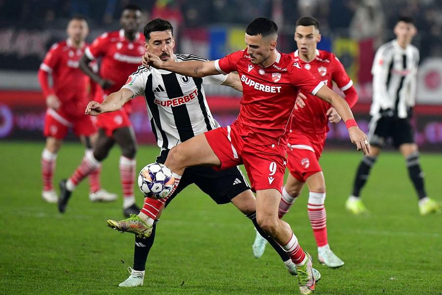 U Cluj - Dinamo // Andrei Artean în duel cu Selmani. Foto: Cristi Preda (GSP) Revenire de senzație pentru promovarea în Superligă! » Aduc un fotbalist cu 4 trofee în palmares