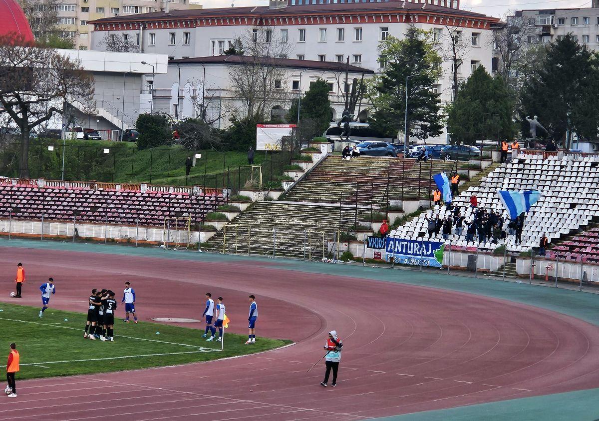 Celălalt Dinamo » În Ștefan cel Mare încă se joacă: Bratu, show pe margine în „derby”, gloriile au venit la meci + Imagini dezolante cu stadionul. 9 detalii