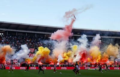 Sărbătoare nebună la granița României » Jucătorii au sărbătorit cu torțe victoria din derby