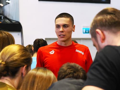 David Popovici a stat zeci de minute pentru a semna autografe și a face poze după ce s-a retras din finala de la 100 m liber FOTO Roxana Fleșeru
