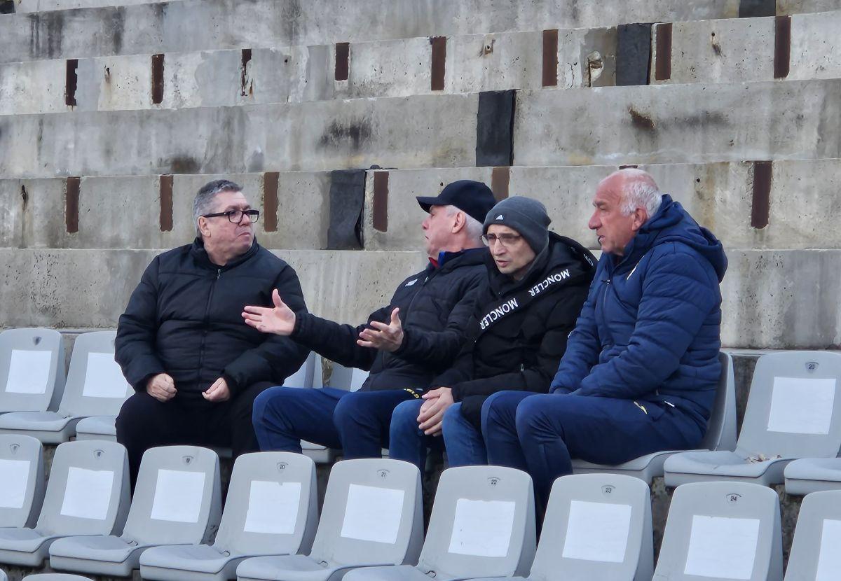 Celălalt Dinamo » În Ștefan cel Mare încă se joacă: Bratu, show pe margine în „derby”, gloriile au venit la meci + Imagini dezolante cu stadionul. 9 detalii
