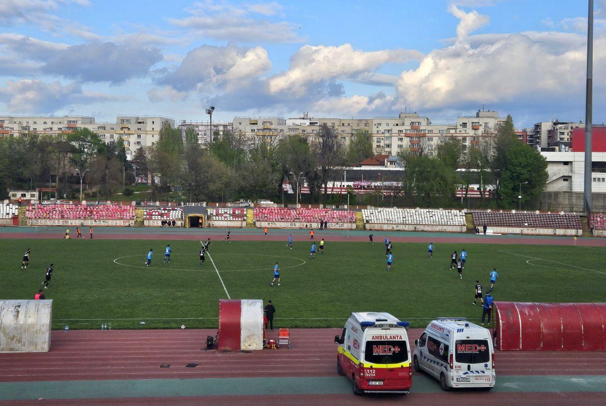 Celălalt Dinamo » În Ștefan cel Mare încă se joacă: Bratu, show pe margine în „derby”, gloriile au venit la meci + Imagini dezolante cu stadionul. 9 detalii