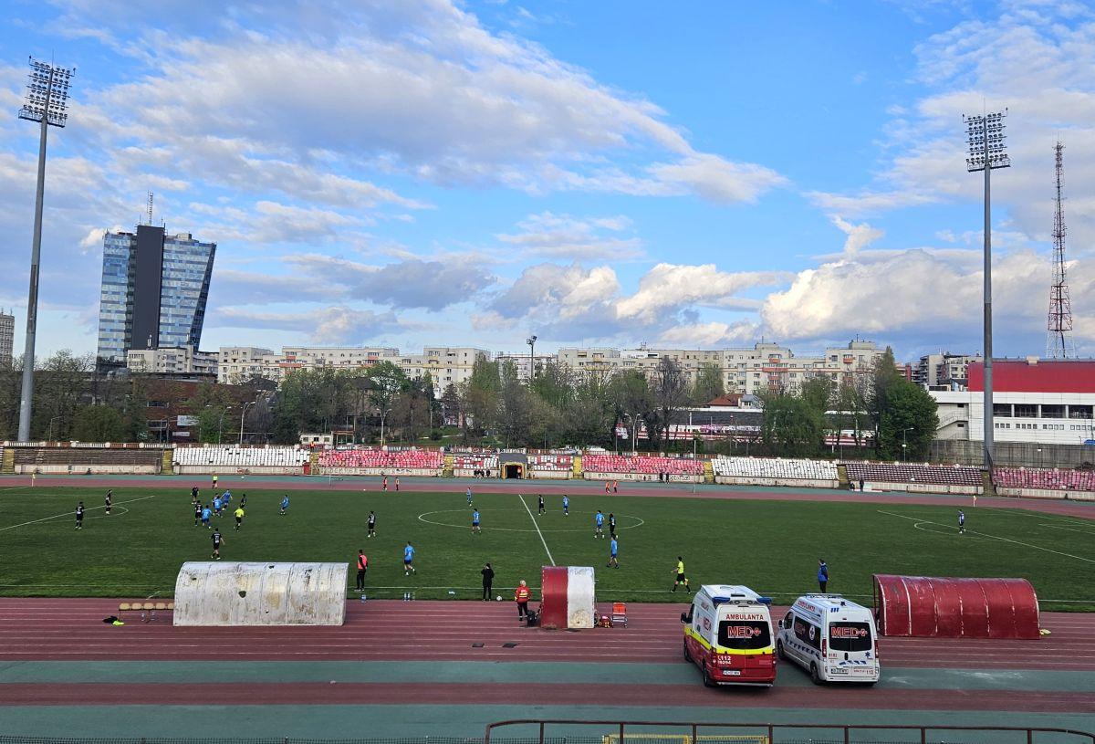 Celălalt Dinamo » În Ștefan cel Mare încă se joacă: Bratu, show pe margine în „derby”, gloriile au venit la meci + Imagini dezolante cu stadionul. 9 detalii