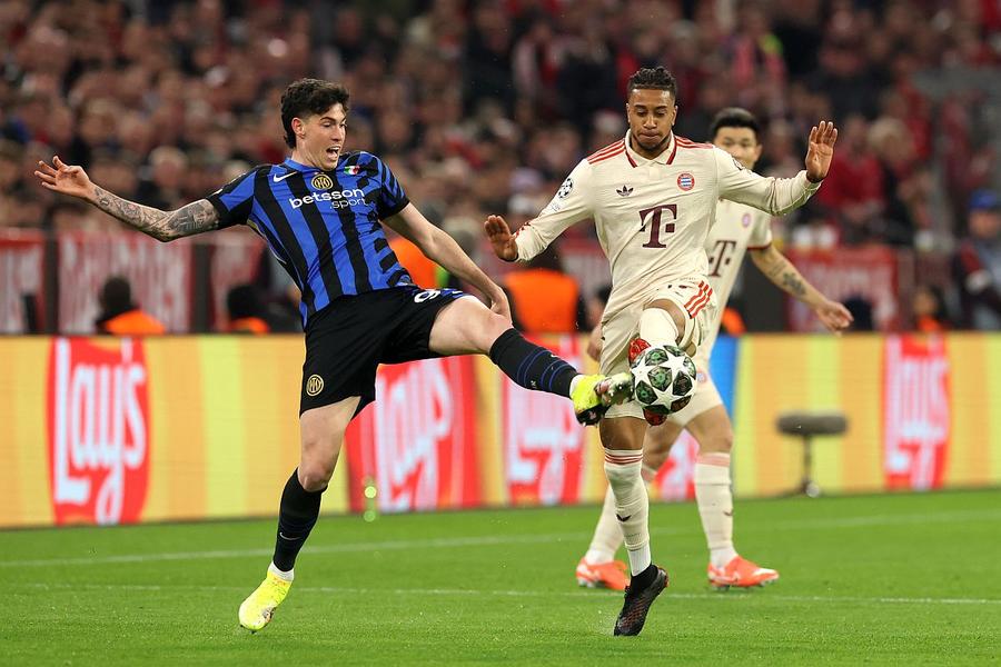 Alessandro Bastoni, în acțiune contra lui Bayern în Liga Campionilor // foto: Guliver/gettyimages Cum i-a cucerit Cristi Chivu pe jucătorii lui Inter: „Este o mare surpriză. Nu se compară cu Simone Inzaghi!”