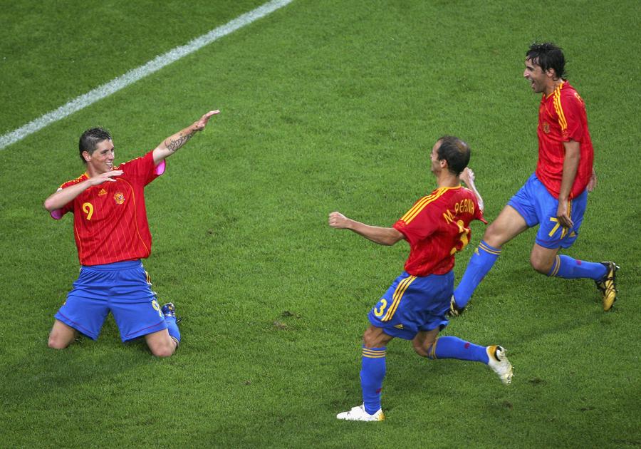 Fernando Torres (stânga), sărbătorind o reușită alături de Raul (dreapta) și Mariano Pernia (centru), în Spania - Tunisia 3-1 „Ca portar, mi-am rupt dinții. Mama m-a trecut în atac” » Vârful îndrăgostit de Atletico Madrid a răvășit Premier League, a fost făcut „trădător”, „flop” și erou al marilor finale