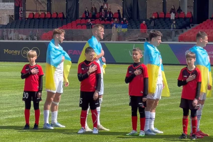 Fotbaliștii au intrat pe gazon înfășurați cu steagurile Ucrainei