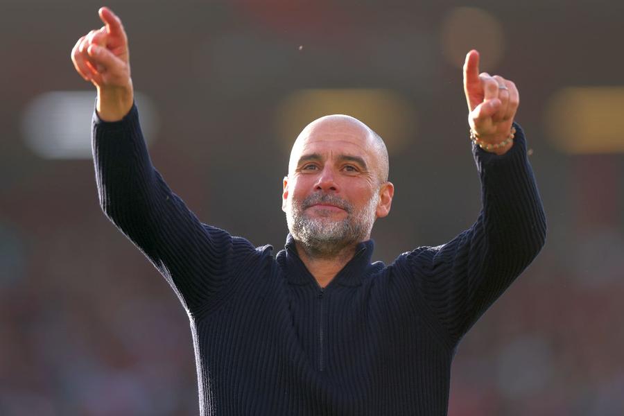 Pep Guardiola, antrenorul lui Manchester City, e al doilea cel mai titrat manager din Premier League / Foto: Getty Images Arne Slot, titlu la primul sezon cu Liverpool în Premier League » Continuă tradiția șocantă din Anglia