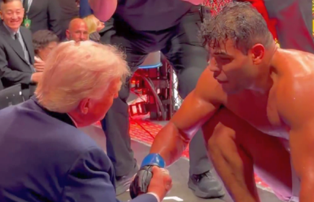 În timpul negocierilor Iran - SUA, Donald Trump a fost prezent la o gală UFC: „Omule, ești prea arătos!”
