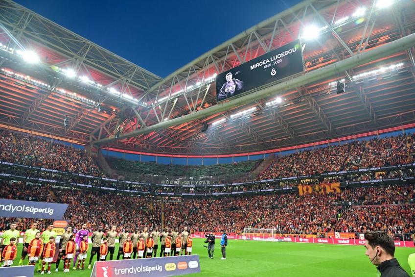 Imagine din timpul momentului de reculegere ținut pe arena lui Galatasaray in memoriam Lucescu. Foto: Imago Images