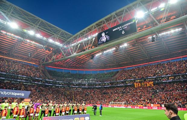 Ce diferență! Cum a arătat la Galatasaray momentul de reculegere în memoria lui Mircea Lucescu
