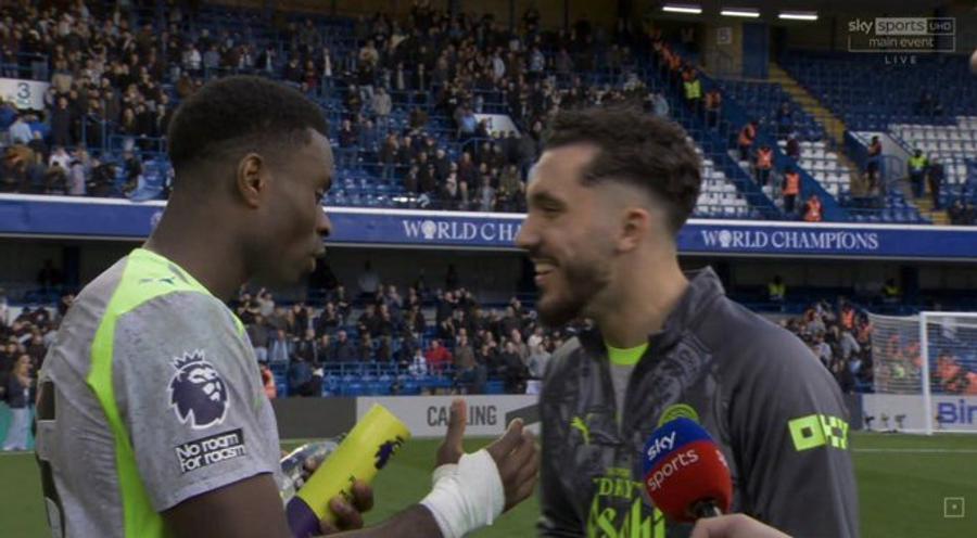 Marc Guehi i-a dat premiul de MVP lui Rayan Cherki / Foto: Twitter A refuzat premiul de MVP în Chelsea - City și i l-a oferit unui coechipier